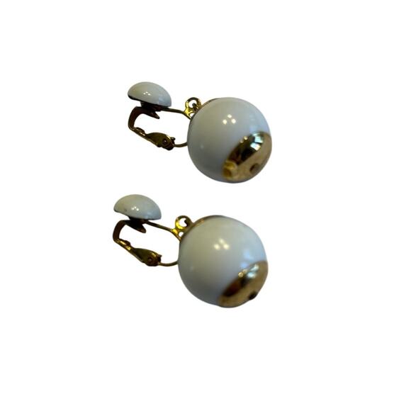 Mod clip on earrings white beads & gold tone finishes vintage 1970’s runway chic - Picture 3 of 5